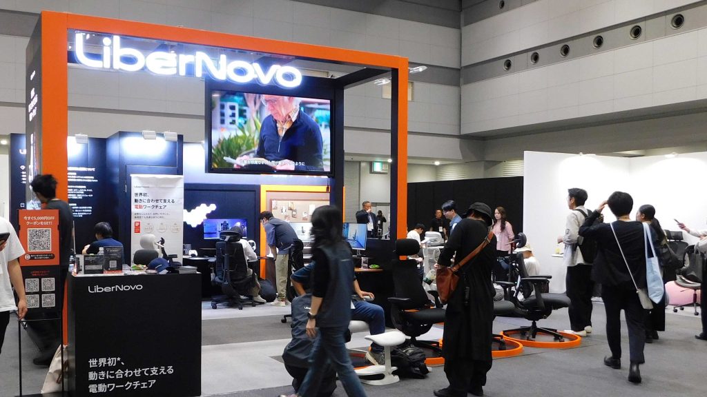 オルガテック東京2026のLiberNovoブースで電動ワークチェアを体験する来場者