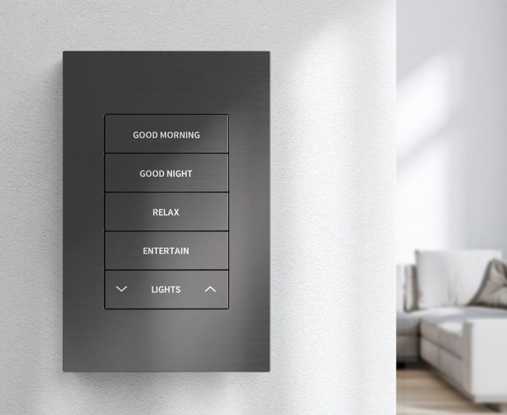 GOOD MORNINGやRELAXなどのシーンボタンを備えたCrestron Horizonキーパッド
