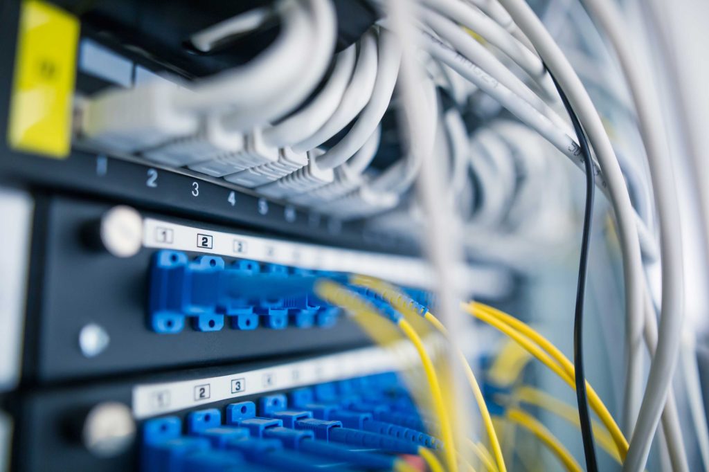 ネットワークスイッチやLANケーブルが接続されたネットワーク設備