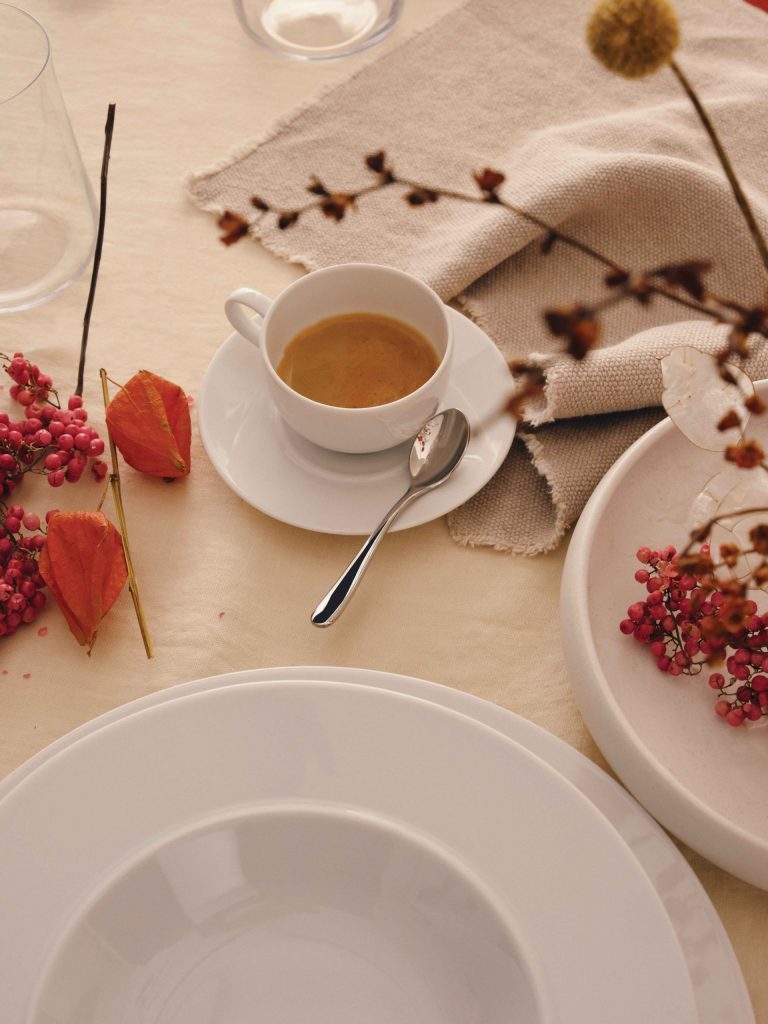 ALESSI La Bella Tavolaの白磁カップとテーブルウェア