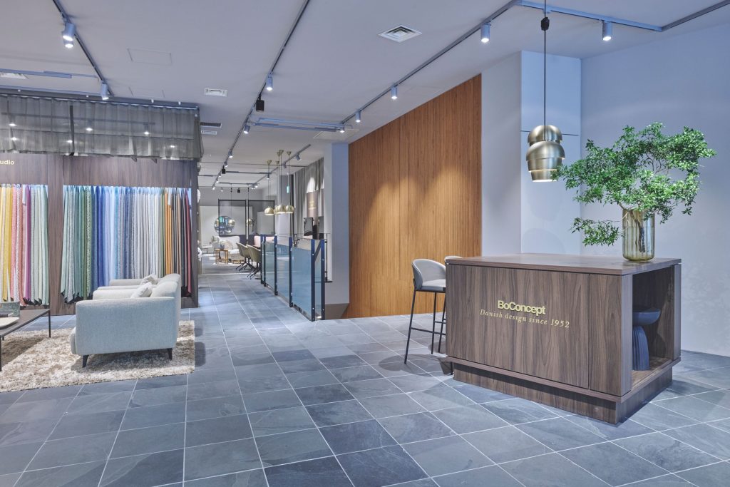 BoConcept青山本店のワーク＆グリートデスクとエントランス