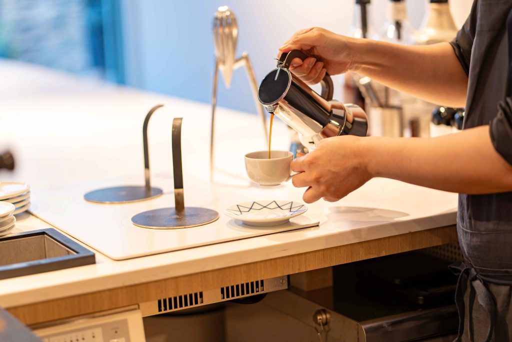 ALESSI La Bella Tavolaのカップにコーヒーを注ぐ様子
