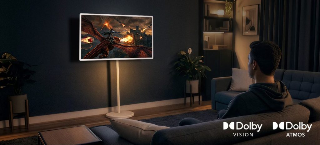 LG StanbyME 2 Maxで映像を視聴するリビング。Dolby VisionとDolby Atmosに対応