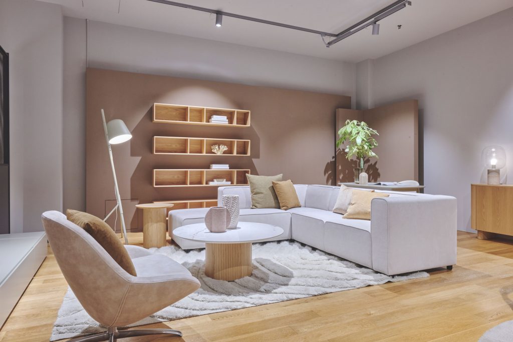 ナチュラルカラーでまとめたBoConcept青山本店のリビング展示