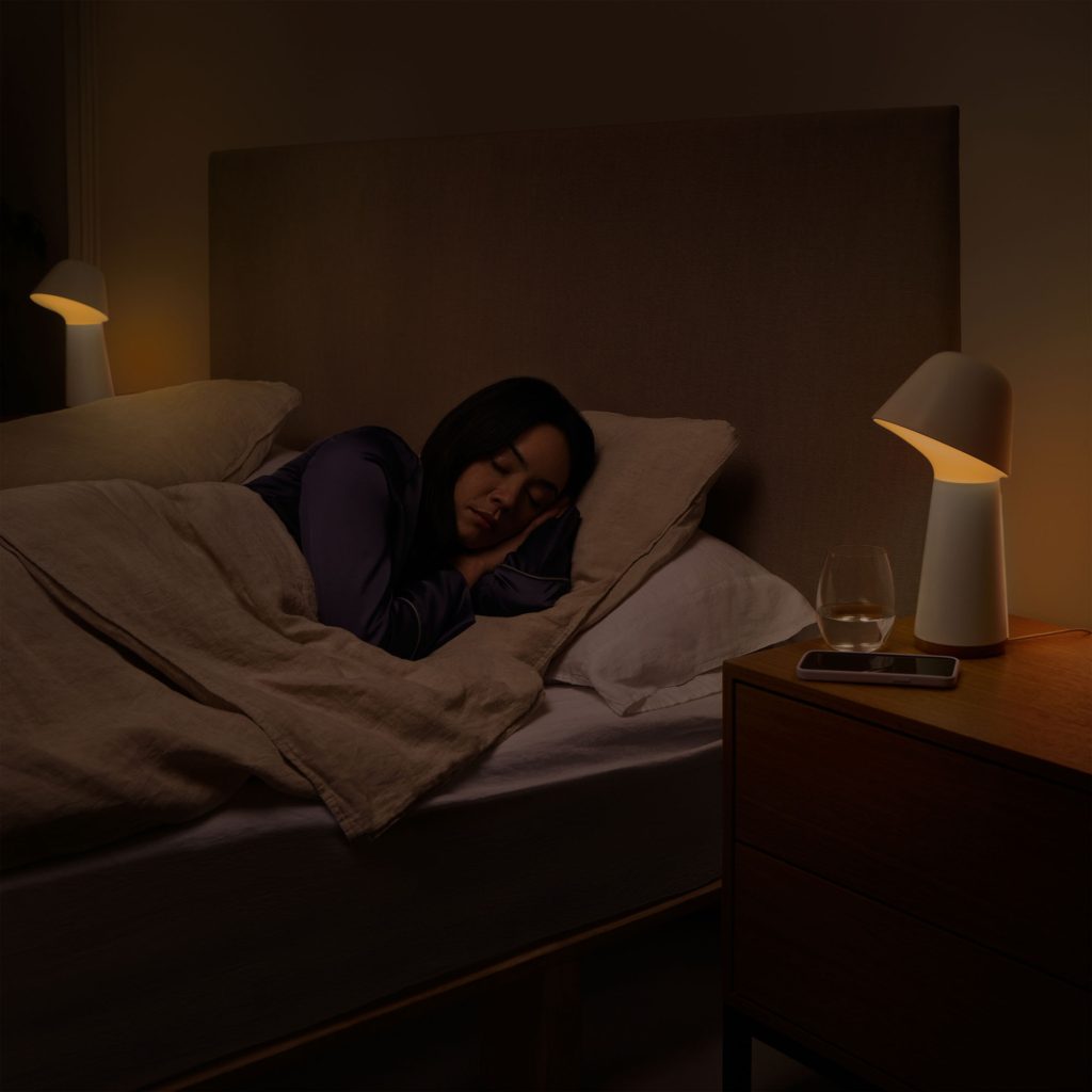 低い明るさで寝室を照らすPhilips Hue トワイライト ベッドサイドライト