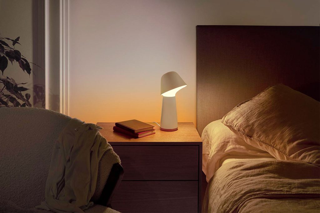 Philips Hue「トワイライト ベッドサイドライト」発売。寝室の光が眠りと目覚めを整える