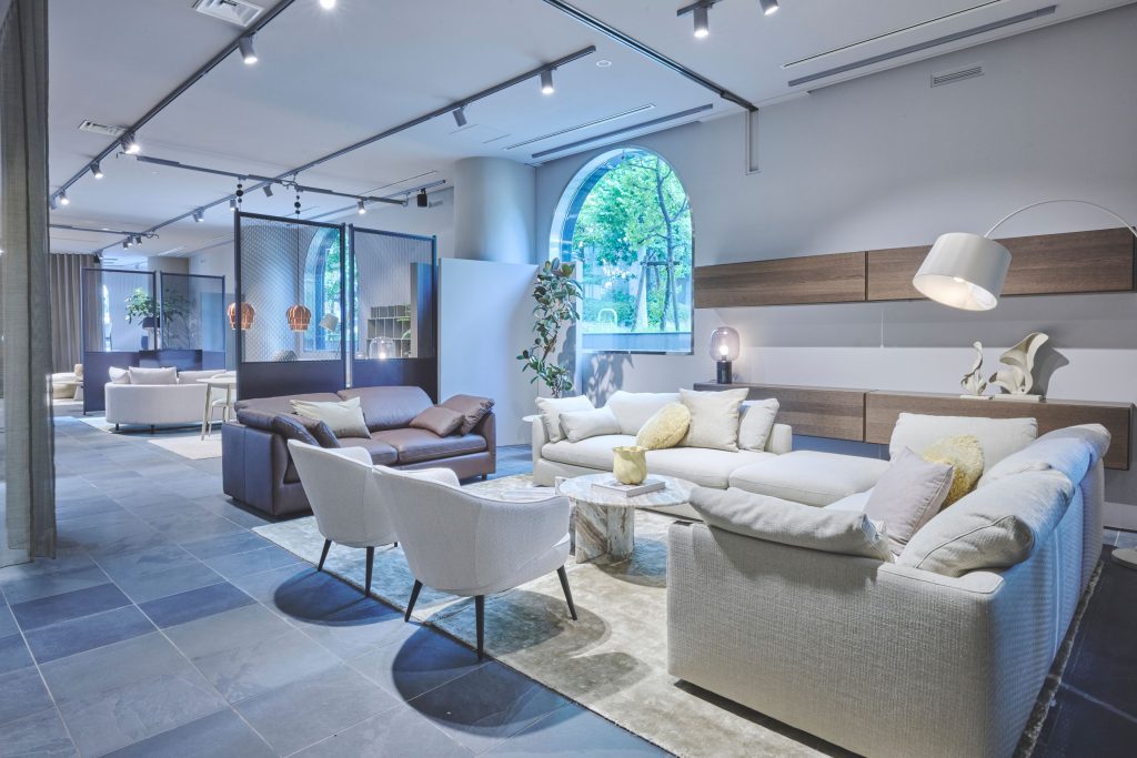 ソファとダイニング家具をコーディネートしたBoConcept青山本店の展示空間