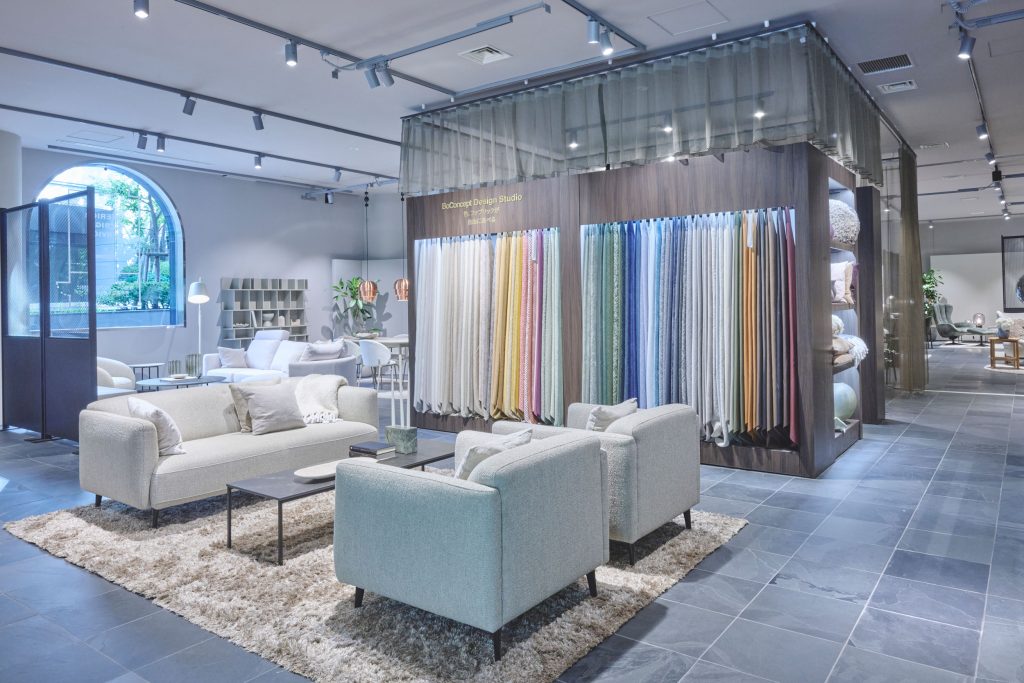 素材サンプルとモニターを備えたBoConcept青山本店のデザインスタジオ