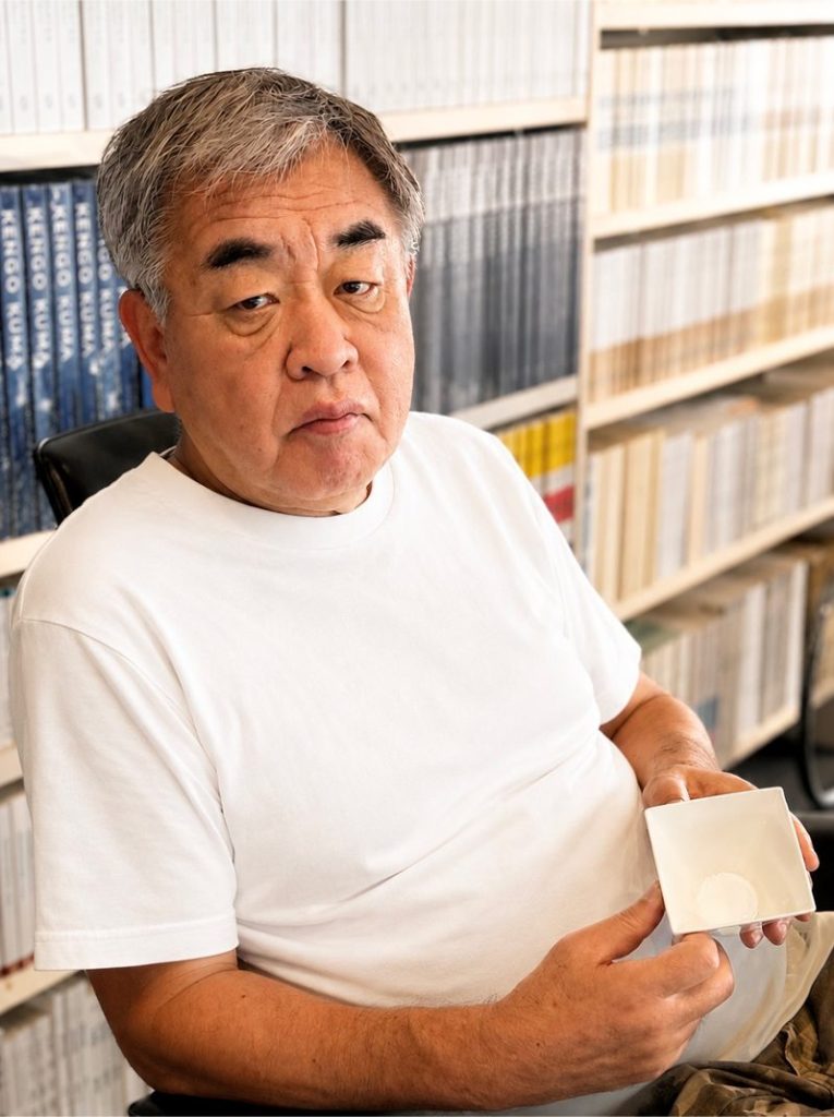 テーブルウェアを手にする建築家・隈研吾氏
