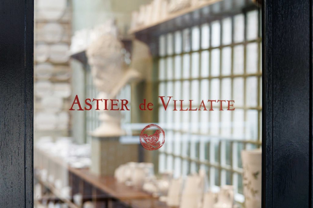 Astier de Villatte表参道フラッグシップストアのロゴと店内