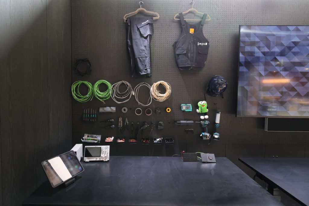 NOT A HOTEL開発ラボに並ぶ工具や測定機器、検証機材