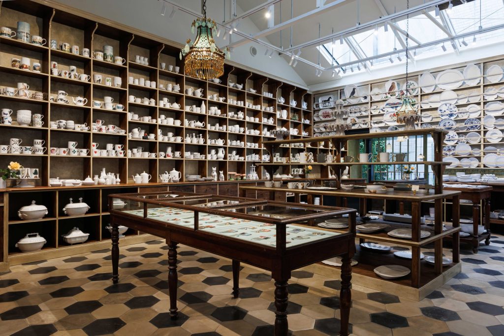 Astier de Villatte表参道フラッグシップストアの店内、陶器や照明を展示する空間