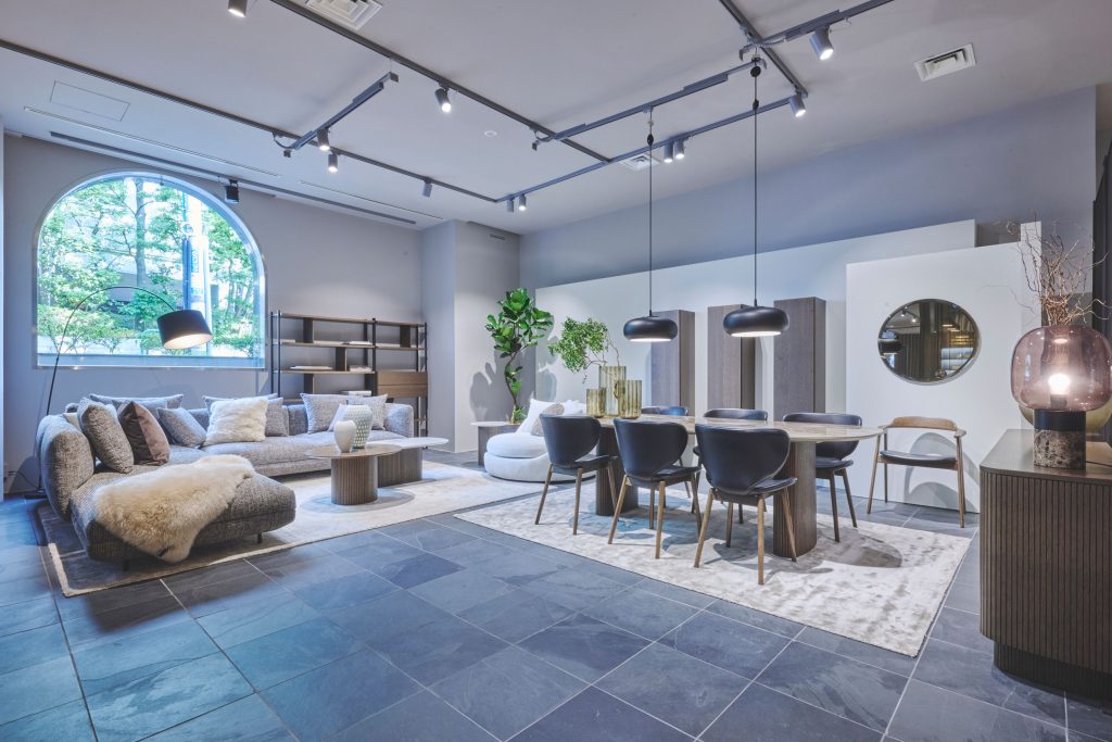 リビングとダイニングを組み合わせたBoConcept青山本店の展示