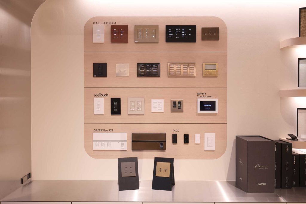 PalladiomやGRAFIK Eye QSなどLutronの各種キーパッドを展示した壁面