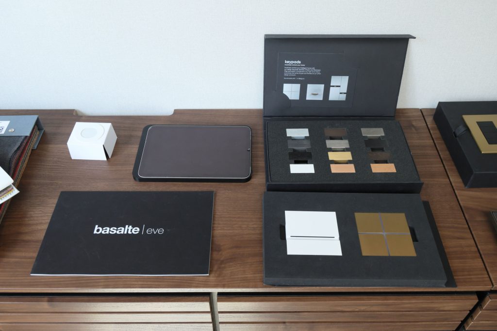 Basalteのキーパッドと金属仕上げのサンプルを展示するMatt & Massimo