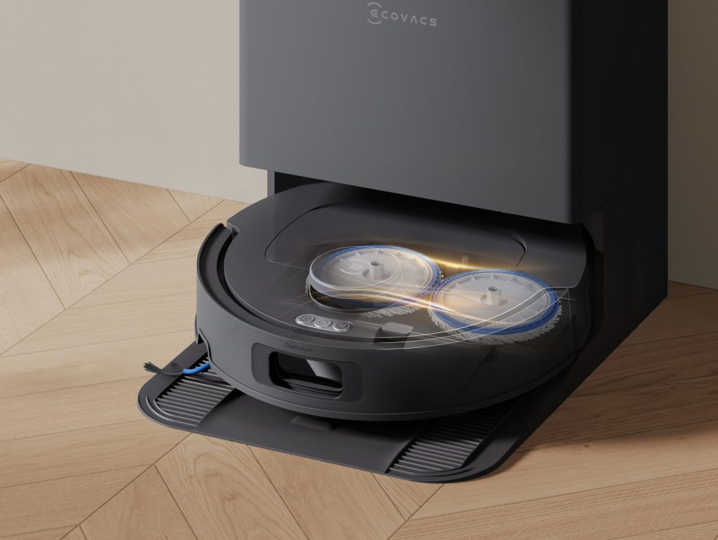 OMNIステーションに戻りモップを自動洗浄するDEEBOT N50 OMNI