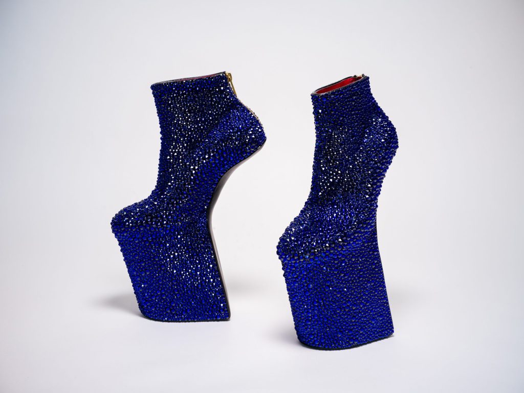 舘鼻則孝の代表作《Heel-less Shoes》