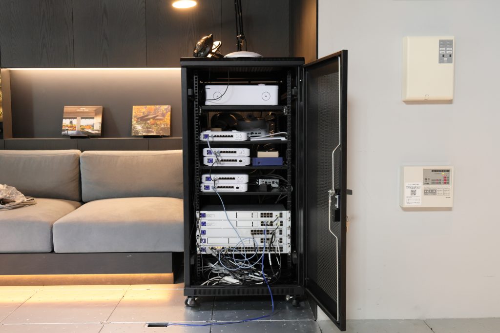 NOT A HOTEL開発ラボのネットワークラックと通信機器