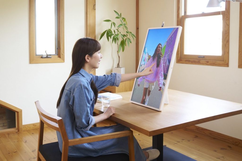 LG StanbyME 2 Maxを自立式スタンドでテーブルに縦置きしタッチ操作する様子