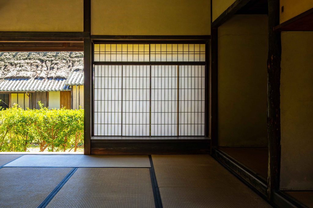 畳や木材など自然素材で構成された伝統的な日本家屋