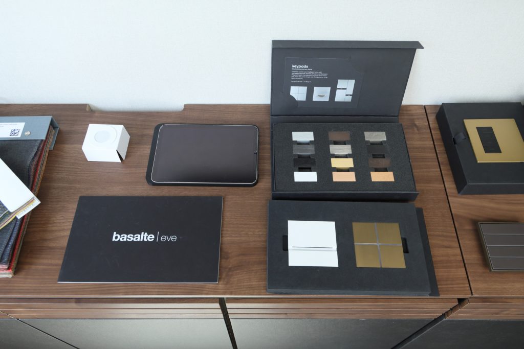 BasalteとEveの住宅用キーパッドや操作インターフェースの展示