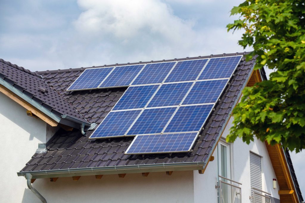 屋根に太陽光発電パネルを設置した住宅