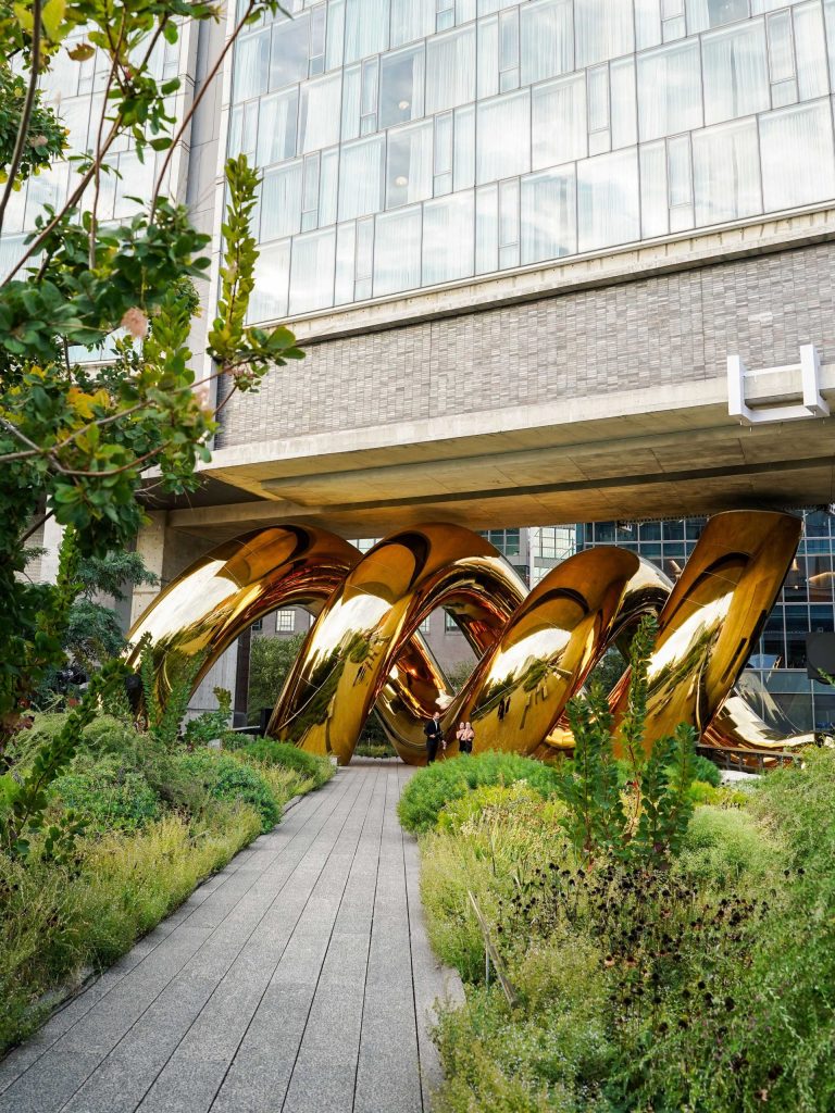 ハイラインの植栽と建築の間に設置されたブルガリ「auruBOROS」