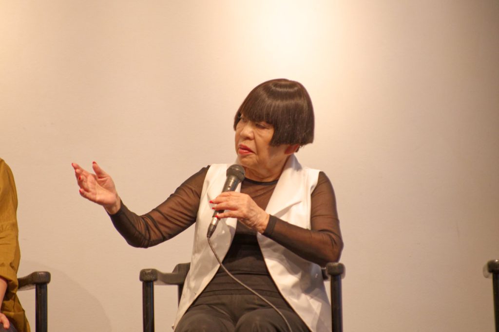 記者会見で身振りを交えながら「対極」とバランスについて語るデザイナー