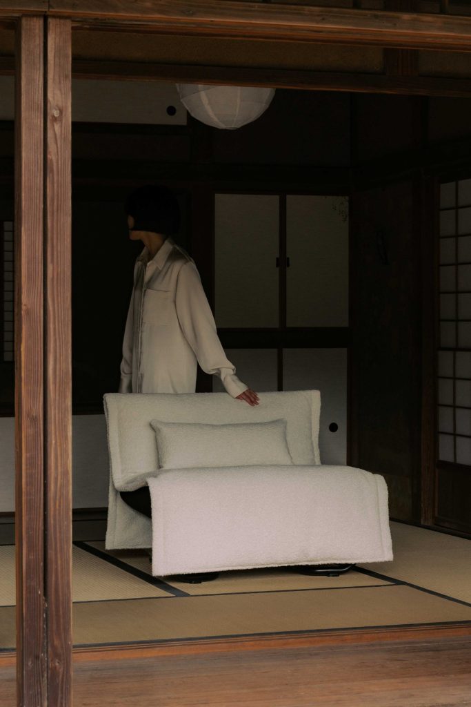 人物の動きとともに日本建築の空間に置かれた白いIXC「OZU」ラウンジチェア