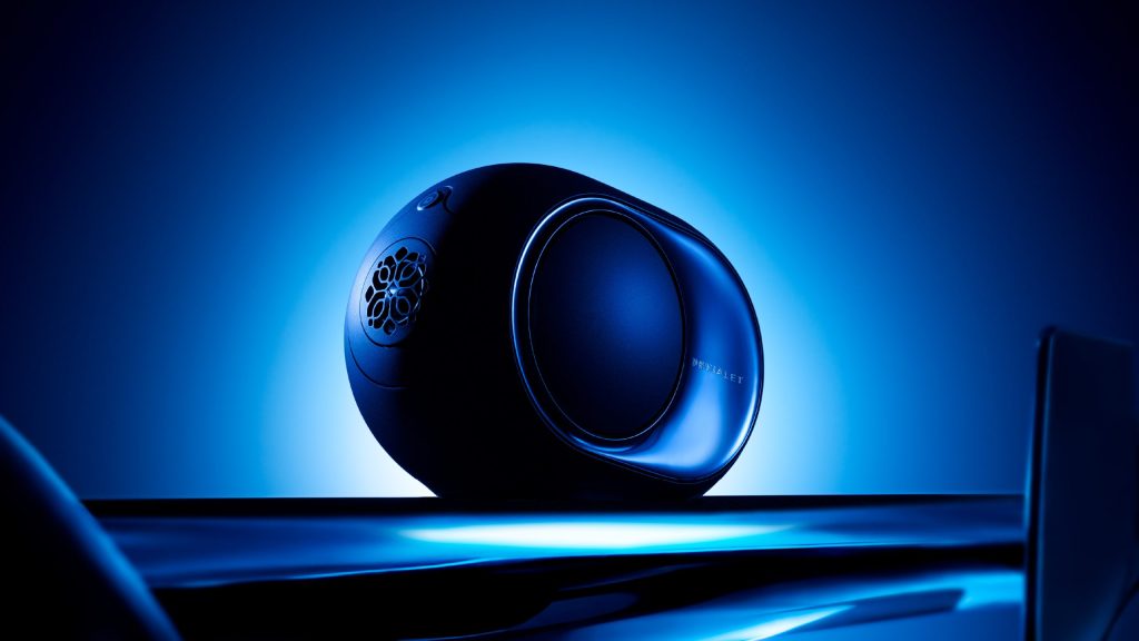 Devialet Phantom Ultimate 98 dB Pulse Blueのグロス仕上げ