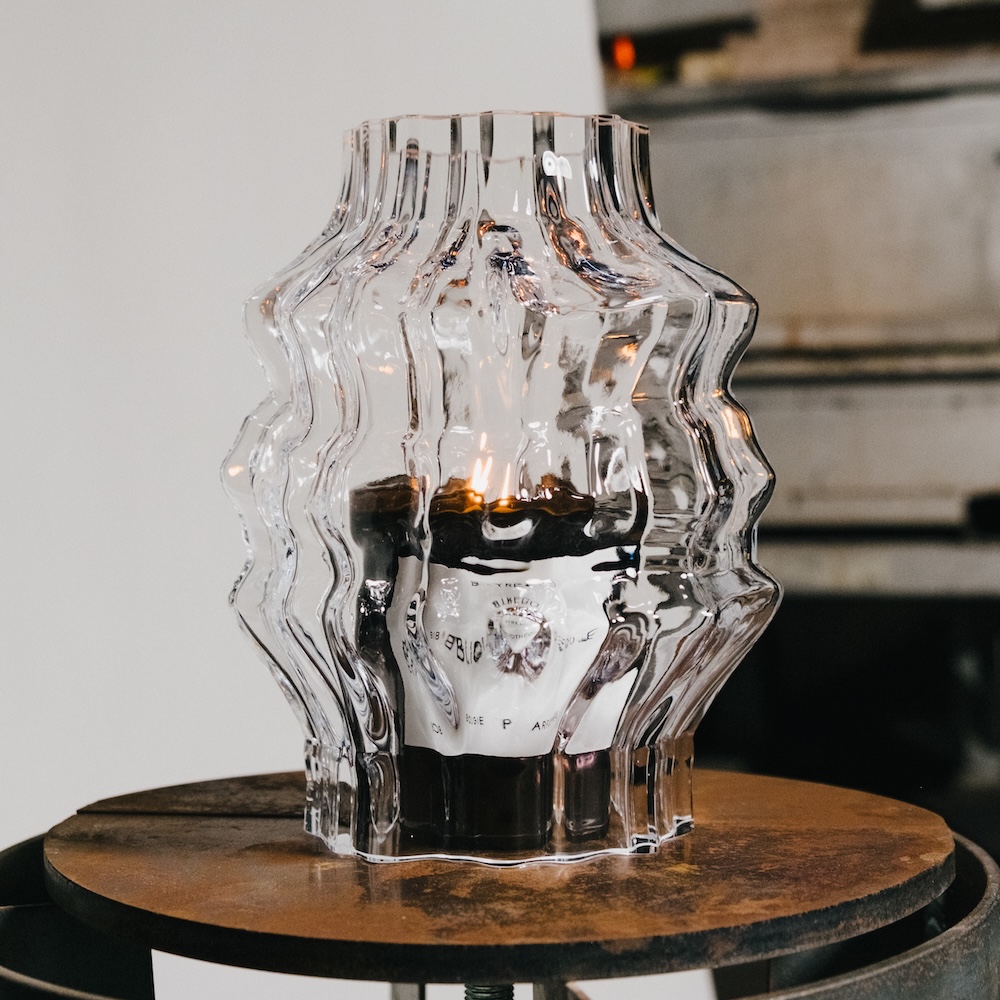 BYREDOのキャンドルを包むIITTALA「LJUS」ライトリフレクター