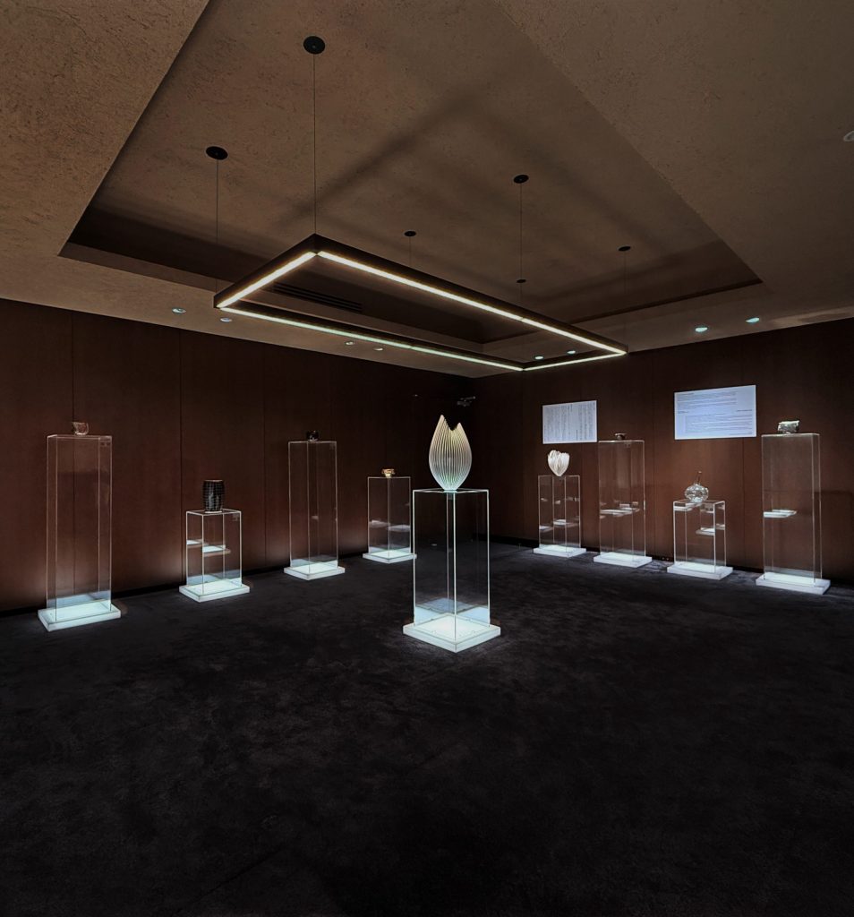 UESHIMA MUSEUM「時のうつほ」展示風景 奈良祐希《Bone Flower Luminous》
