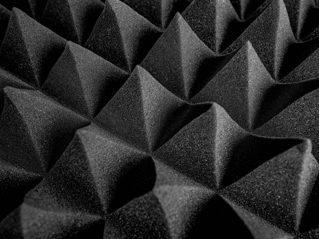 音の反射を抑える凹凸形状の吸音材