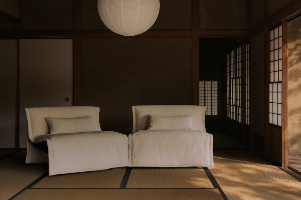 日本建築の畳空間に並べられた2脚のIXC「OZU」ラウンジチェア
