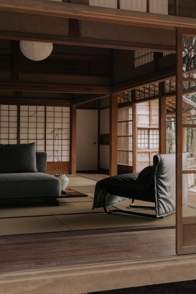 日本建築の和室に置かれたブラック仕様のIXC「OZU」ラウンジチェア