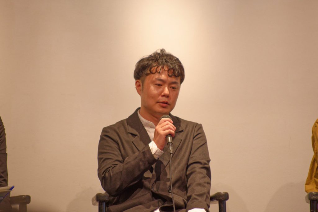 記者会見で竹芸作品と「対極」というテーマについて語る登壇者
