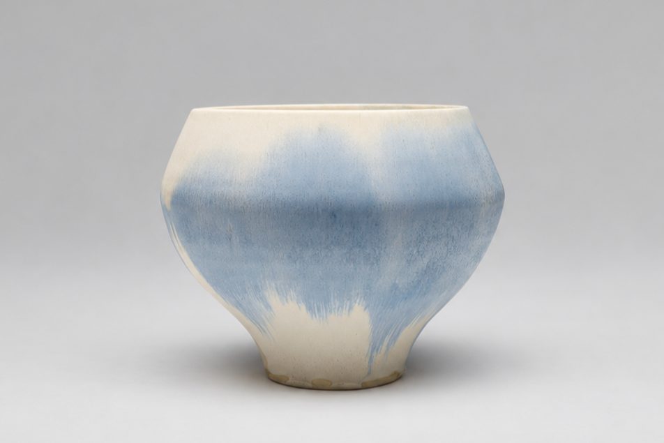 WHITE BEACH POTTERYの青い釉薬をまとった陶器