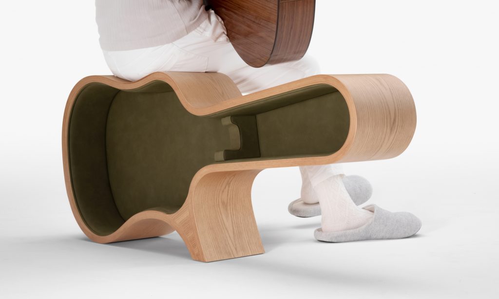 ヤマハのギタースタンド兼スツール「classic」を使用する様子