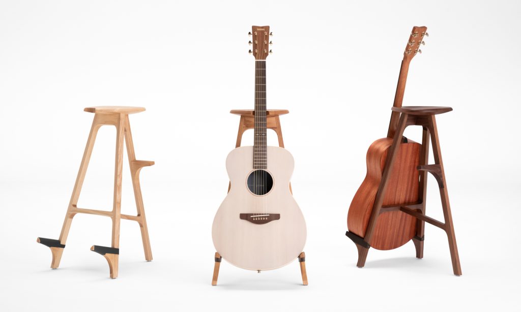 ヤマハのギタースタンド兼スツール「solo」とギター