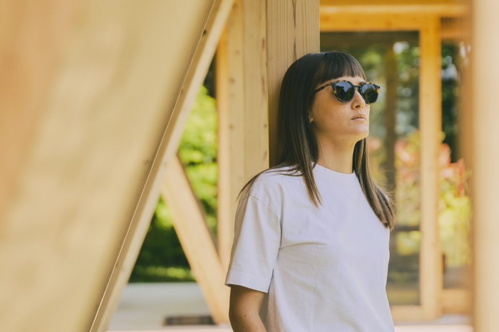 ROBLE JUNのアイウェアを着用した人物