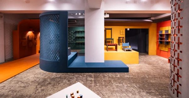 博展と東合板商会による2025年の展示「Cooked Matter / Crafted Space」の会場内部とカラーMDFを用いた空間デザイン