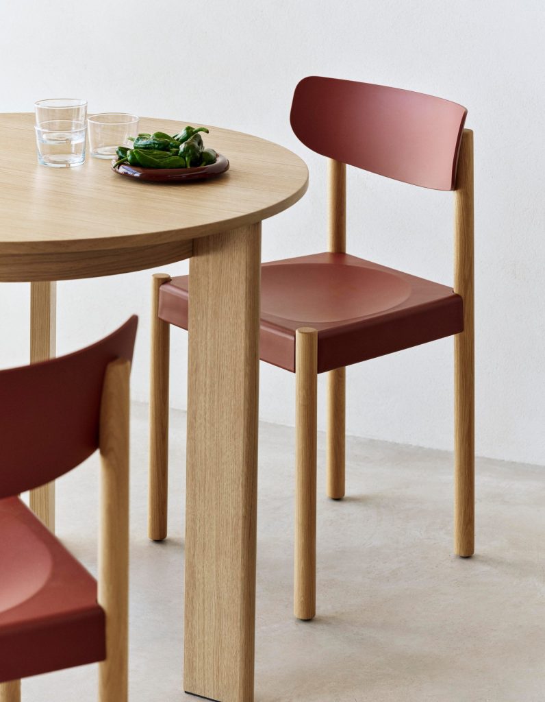 ジャスパー・モリソンがデザインしたHAYの新作「Pack Chair」ダイニング使用イメージ