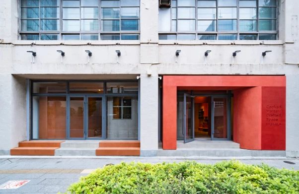 DESIGNART TOKYO 2025で博展と東合板商会が共同出展した「Cooked Matter / Crafted Space」の会場外観