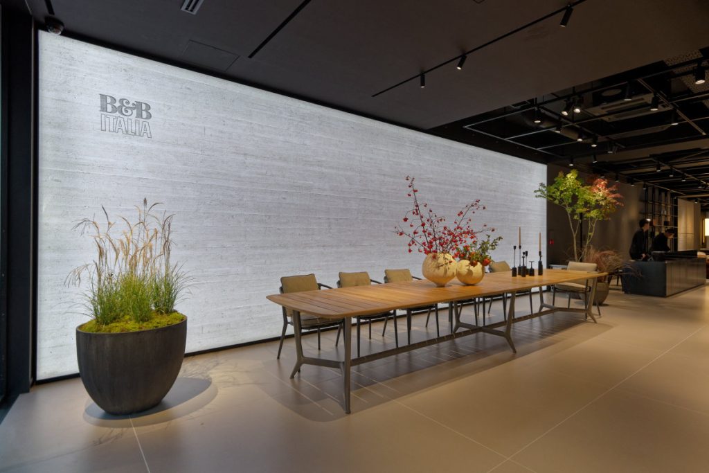 B&B Italia Tokyoのエントランスに展示された全長約5mのEricaダイニングテーブルとチェア