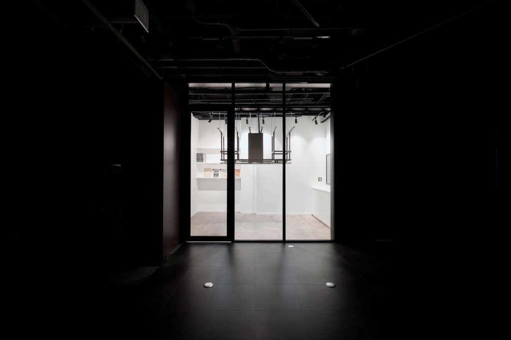 ARIAFINA LABORATORYのInnovation Room。ダークカラーの空間からガラス越しに見える研究・検討スペース
