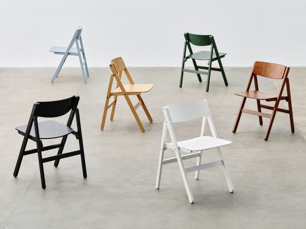 HAYの木製折りたたみチェア「Backflip Chair」6脚を並べたカラーバリエーション