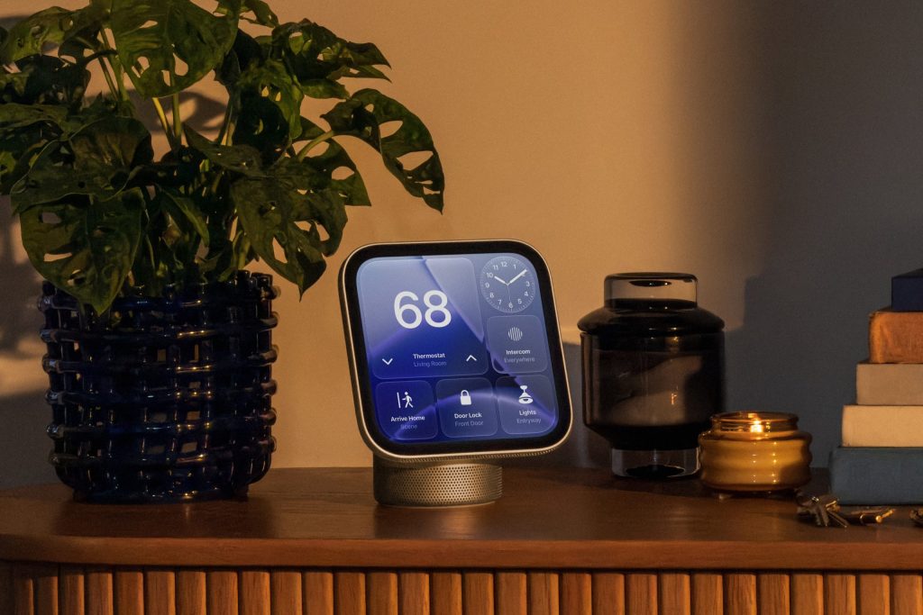 リビングの家具上に設置されたApple HomeView。照明や空調など住宅設備の操作画面を表示