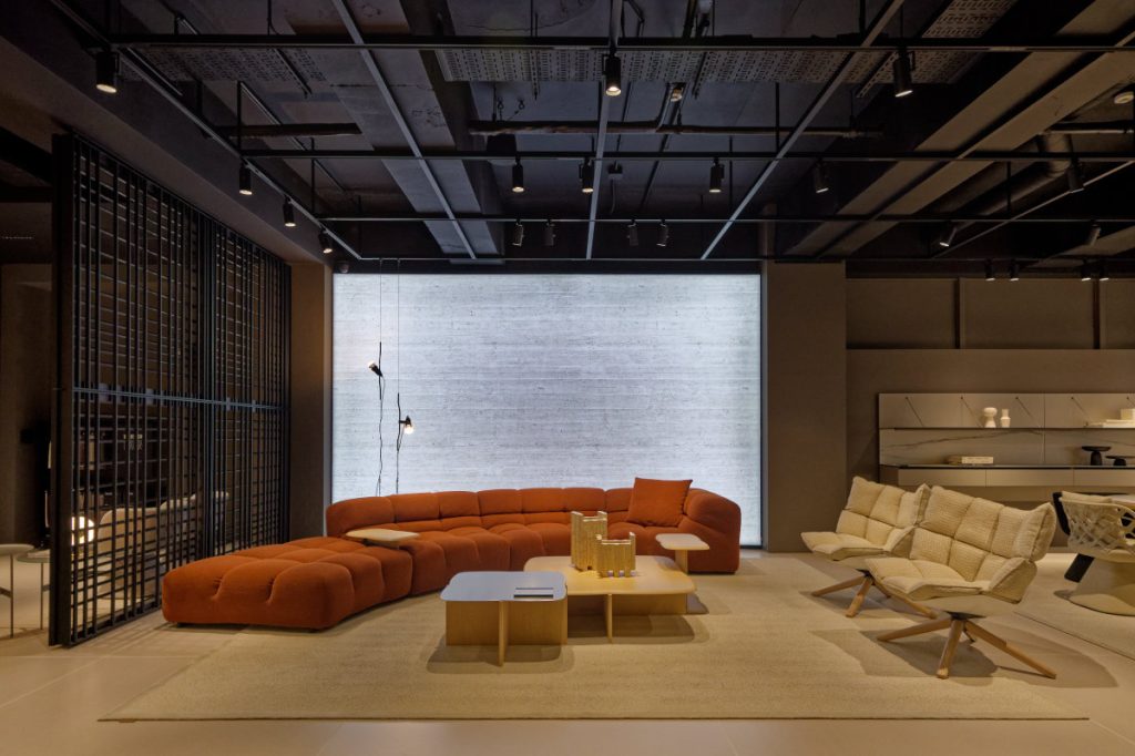 B&B Italia Tokyoに展示されたオレンジ色のTufty-Time 20。低い座面と曲線的なモジュール構成が特徴のソファ