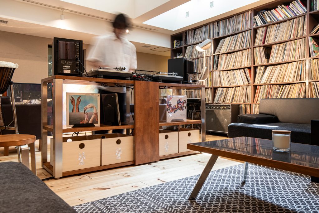 TribeとKANADEMONOが共同開発したDJ台とレコードコレクション