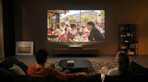壁から18.3cmで120インチ！ LG「HU925V」登場。Google Gemini搭載の4K超短焦点プロジェクター